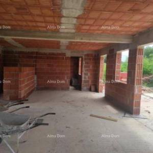 TINJAN – Kuća u izgradnji s bazenom i velikom parcelom u srcu Istre