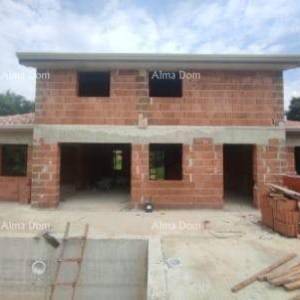 TINJAN – Kuća u izgradnji s bazenom i velikom parcelom u srcu Istre