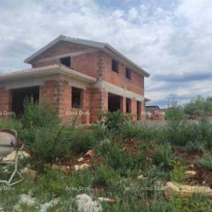 TINJAN – Kuća u izgradnji s bazenom i velikom parcelom u srcu Istre