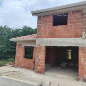 TINJAN – Kuća u izgradnji s bazenom i velikom parcelom u srcu Istre