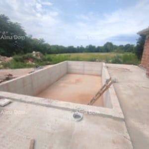 TINJAN – Kuća u izgradnji s bazenom i velikom parcelom u srcu Istre