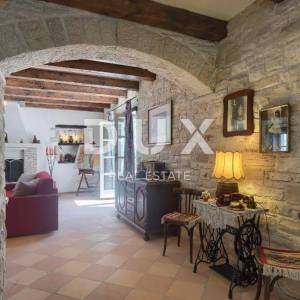 TINJAN - predivna kamena vila sa bazenom