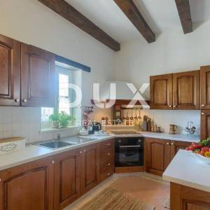 TINJAN - predivna kamena vila sa bazenom