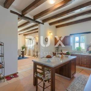 TINJAN - predivna kamena vila sa bazenom