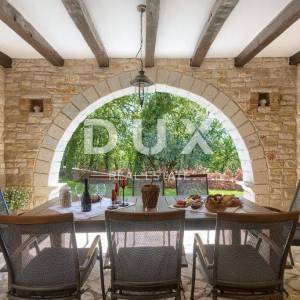 TINJAN - predivna kamena vila sa bazenom