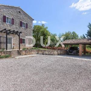 TINJAN - predivna kamena vila sa bazenom