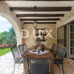 TINJAN - predivna kamena vila sa bazenom