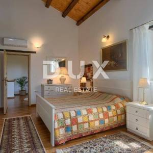 TINJAN - predivna kamena vila sa bazenom