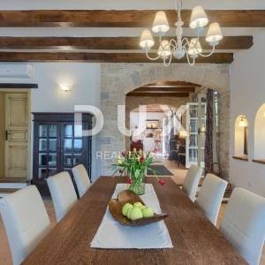 TINJAN - predivna kamena vila sa bazenom