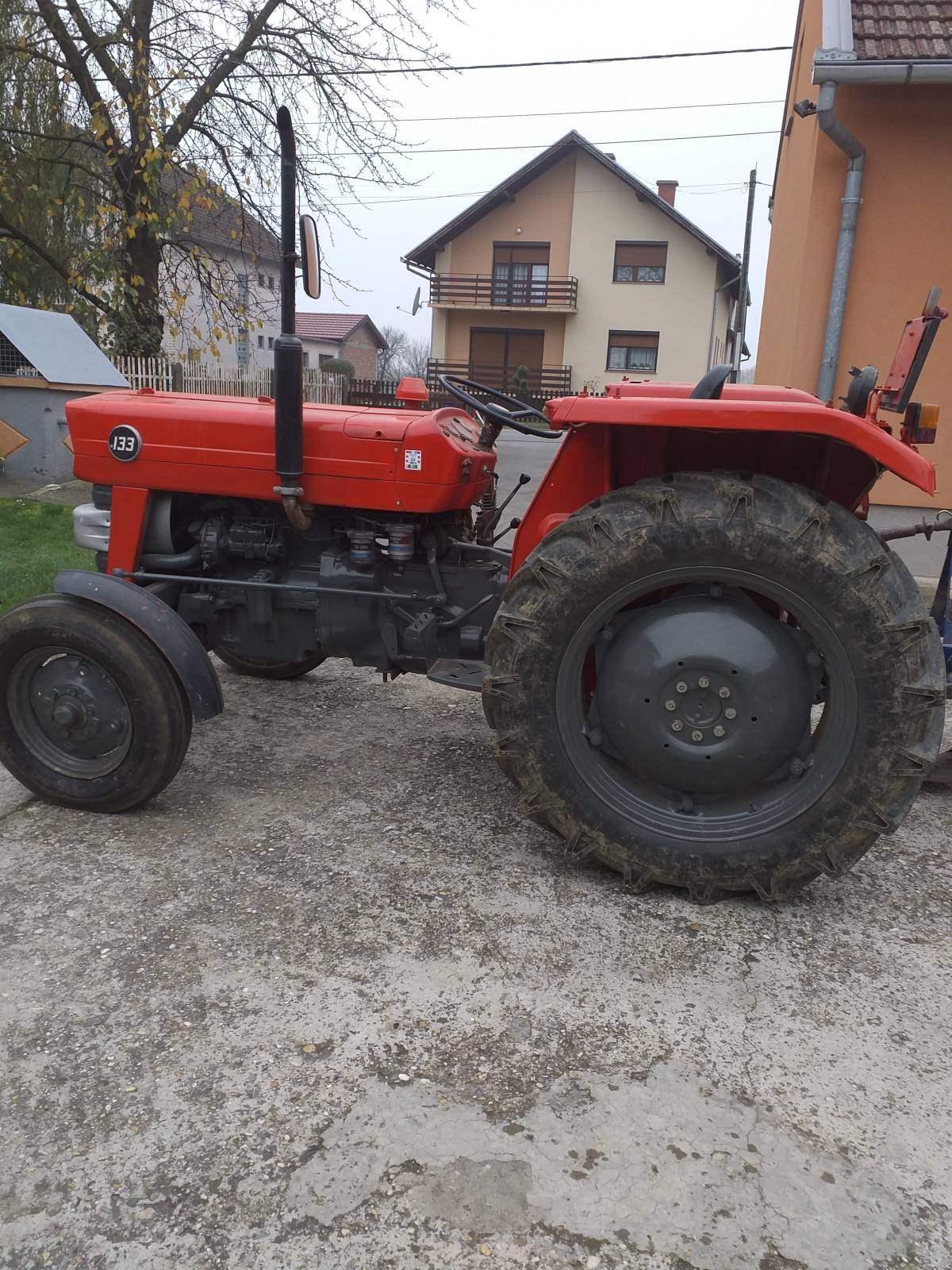 traktor masej ferguson 133