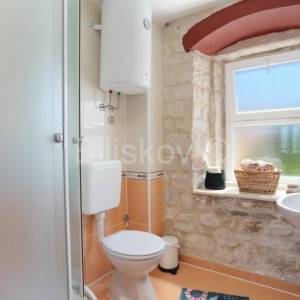 Trogir, Čiovo, kamena kuća s 3 apartmana, prodaja