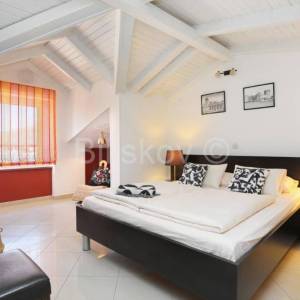 Trogir, Čiovo, kamena kuća s 3 apartmana, prodaja