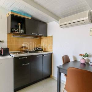 Trogir, Čiovo, kamena kuća s 3 apartmana, prodaja