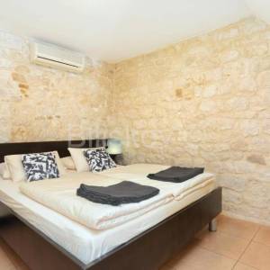 Trogir, Čiovo, kamena kuća s 3 apartmana, prodaja