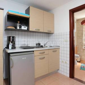 Trogir, Čiovo, kamena kuća s 3 apartmana, prodaja