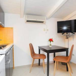 Trogir, Čiovo, kamena kuća s 3 apartmana, prodaja