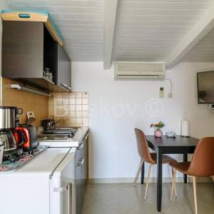 Trogir, Čiovo, kamena kuća s 3 apartmana, prodaja