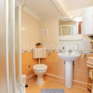 Trogir, Čiovo, kamena kuća s 3 apartmana, prodaja