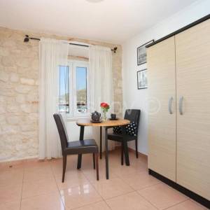 Trogir, Čiovo, kamena kuća s 3 apartmana, prodaja