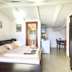 Trogir, Čiovo, kamena kuća s 3 apartmana, prodaja