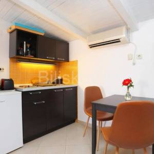 Trogir, Čiovo, kamena kuća s 3 apartmana, prodaja