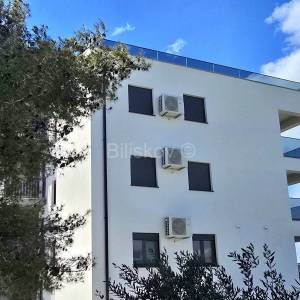 Trogir, Čiovo, trosobni stan s krovnom terasom, prodaja