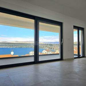 Trogir, Čiovo, trosobni stan s krovnom terasom, prodaja