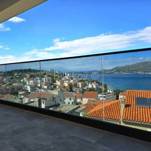 Trogir, Čiovo, trosobni stan s krovnom terasom, prodaja