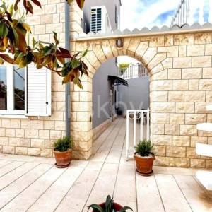 Trogir, obiteljska kuća prvi red do mora