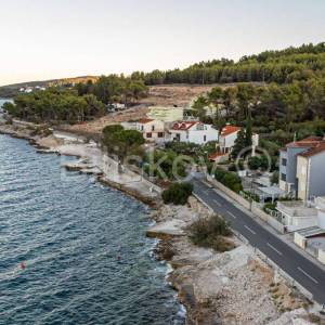 Trogir, obiteljska kuća prvi red do mora