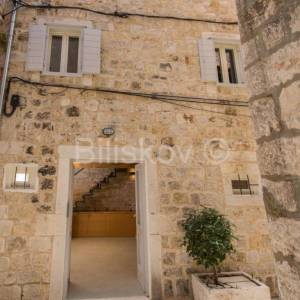 Trogir,kamena kuća u nizu.