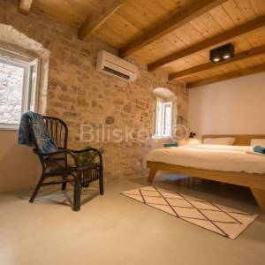 Trogir,kamena kuća u nizu.