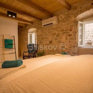 Trogir,kamena kuća u nizu.