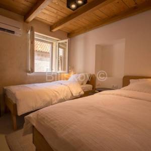 Trogir,kamena kuća u nizu.