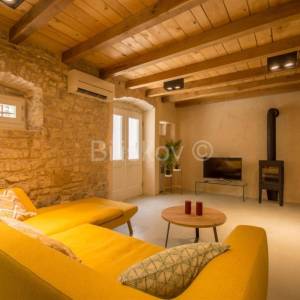 Trogir,kamena kuća u nizu.