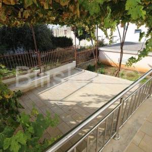 Trogir,Komforan trosoban stan s garažom i okućnicom, prodaja