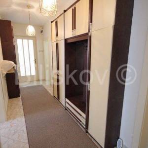 Trogir,Komforan trosoban stan s garažom i okućnicom, prodaja