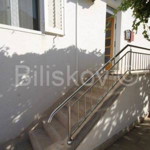 Trogir,Komforan trosoban stan s garažom i okućnicom, prodaja