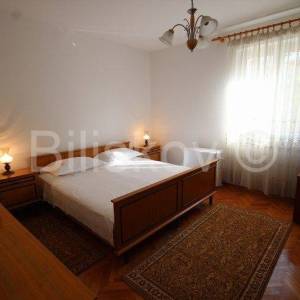 Trogir,Komforan trosoban stan s garažom i okućnicom, prodaja