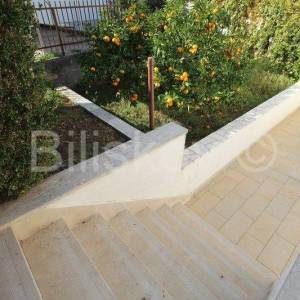 Trogir,Komforan trosoban stan s garažom i okućnicom, prodaja