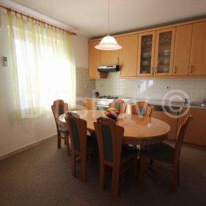 Trogir,Komforan trosoban stan s garažom i okućnicom, prodaja