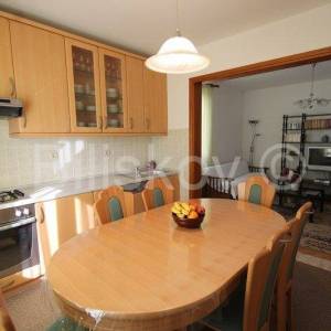 Trogir,Komforan trosoban stan s garažom i okućnicom, prodaja