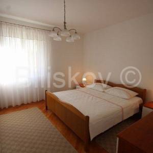 Trogir,Komforan trosoban stan s garažom i okućnicom, prodaja