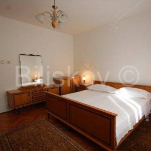 Trogir,Komforan trosoban stan s garažom i okućnicom, prodaja