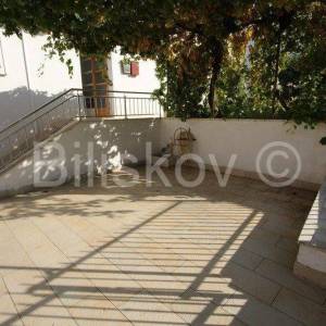 Trogir,Komforan trosoban stan s garažom i okućnicom, prodaja