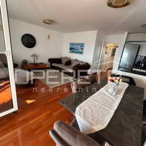 Trosoban stan na Žnjanu s loggiom i garažom, prvi red do mora