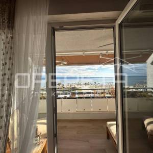 Trosoban stan na Žnjanu s loggiom i garažom, prvi red do mora