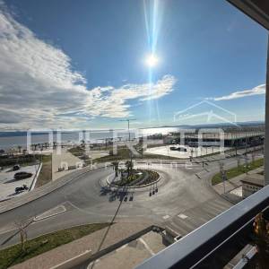 Trosoban stan na Žnjanu s loggiom i garažom, prvi red do mora