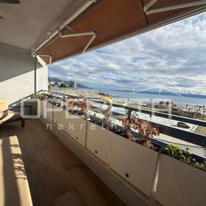 Trosoban stan na Žnjanu s loggiom i garažom, prvi red do mora