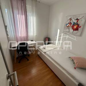 Trosoban stan na Žnjanu s loggiom i garažom, prvi red do mora